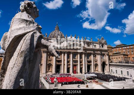 Una vista generale di Piazza San Pietro durante il funerale di Papa Francesco nella città del Vaticano, Vaticano, il 26 aprile 2025. Papa Francesco muore il 21 aprile all'età di 88 anni. Foto Stock
