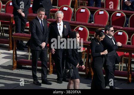 Matteo Renzi (l) partecipa ai funerali di Papa Francesco in Piazza San Pietro in Vaticano. (Foto di Mario Cartelli / SOPA Images/Sipa USA) Foto Stock