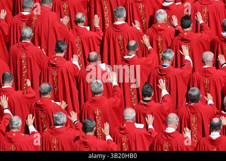 Città del Vaticano, Italia. 26 aprile 2025. I cardinali assistono al funerale di Papa Francesco in Piazza San Pietro. (Foto di Emanuele Pennacchio/SOPA Images/Sipa USA) credito: SIPA USA/Alamy Live News Foto Stock