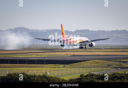 Auckland, nuova Zelanda - 5 marzo 2025: Hainan Airlines B-207U Boeing 787-9 Dreamliner atterra all'aeroporto internazionale di Auckland. Fumo dall'atterraggio ti Foto Stock