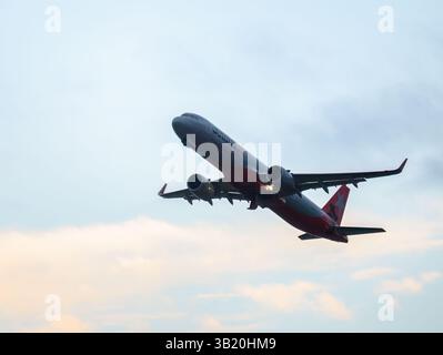 Auckland, nuova Zelanda – 16 febbraio 2025: Volo Jetstar in decollo dall'aeroporto internazionale di Auckland all'alba. Foto Stock