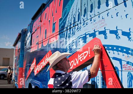 09 agosto 2010 - Sun City West, Arizona, USA - le persone firmano l'autobus della rivolta di spesa a Sun City West. Il Pushing Revolt Bus si fermò a Sun City West, una comunità di pensionati a nord-ovest di Phoenix, lunedì. La rivolta delle spese è una nuova coalizione di contribuenti e imprenditori preoccupati per la spesa pubblica. L'autobus sta attirando candidati repubblicani e del Tea Party affiliati ai suoi eventi. L'autobus ha attraversato il Nevada, la California e l'Arizona e si dirige a est verso Washington DC. (Immagine di credito: © Jack Kurtz/ZUMApress.com) Foto Stock