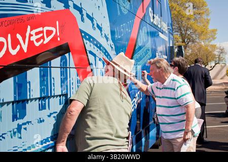 09 agosto 2010 - Sun City West, Arizona, USA - le persone firmano l'autobus della rivolta di spesa a Sun City West. Il Pushing Revolt Bus si fermò a Sun City West, una comunità di pensionati a nord-ovest di Phoenix, lunedì. La rivolta delle spese è una nuova coalizione di contribuenti e imprenditori preoccupati per la spesa pubblica. L'autobus sta attirando candidati repubblicani e del Tea Party affiliati ai suoi eventi. L'autobus ha attraversato il Nevada, la California e l'Arizona e si dirige a est verso Washington DC. (Immagine di credito: © Jack Kurtz/ZUMApress.com) Foto Stock