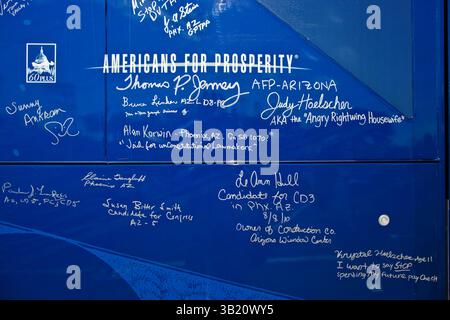 09 agosto 2010 - Sun City West, Arizona, USA - firme sul lato dell'autobus. La rivolta delle spese è una nuova coalizione di contribuenti e imprenditori preoccupati per la spesa pubblica. L'autobus sta attirando candidati repubblicani e del Tea Party affiliati ai suoi eventi. L'autobus ha attraversato il Nevada, la California e l'Arizona e si dirige a est verso Washington DC. (Immagine di credito: © Jack Kurtz/ZUMApress.com) Foto Stock
