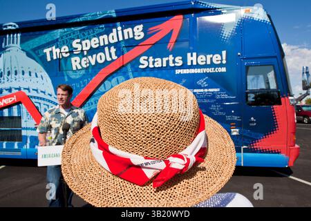 09 agosto 2010 - Sun City West, Arizona, Stati Uniti - i residenti di Sun City West ascoltano gli oratori all'autobus Spending Revolt a Sun City West Monday. Il Pushing Revolt Bus si fermò a Sun City West, una comunità di pensionati a nord-ovest di Phoenix, lunedì. La rivolta delle spese è una nuova coalizione di contribuenti e imprenditori preoccupati per la spesa pubblica. L'autobus sta attirando candidati repubblicani e del Tea Party affiliati ai suoi eventi. L'autobus ha attraversato il Nevada, la California e l'Arizona e si dirige a est verso Washington DC. (Immagine di credito: © Jack Kurtz/ZUMApress.com) Foto Stock