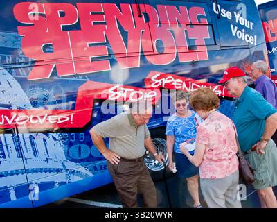 09 agosto 2010 - Sun City West, Arizona, Stati Uniti - residenti nei pressi dell'autobus Spending Revolt che si fermava a Sun City West, una comunità di pensionati a nord-ovest di Phoenix. La rivolta delle spese è una nuova coalizione di contribuenti e imprenditori preoccupati per la spesa pubblica. L'autobus sta attirando candidati repubblicani e del Tea Party affiliati ai suoi eventi. L'autobus ha attraversato il Nevada, la California e l'Arizona e si dirige a est verso Washington DC. (Immagine di credito: © Jack Kurtz/ZUMApress.com) Foto Stock