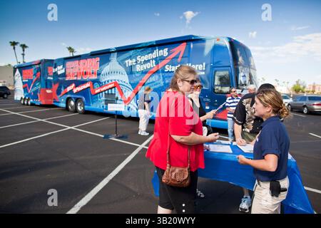 09 agosto 2010 - Sun City West, Arizona, Stati Uniti - residenti nei pressi dell'autobus Spending Revolt che si fermava a Sun City West, una comunità di pensionati a nord-ovest di Phoenix. La rivolta delle spese è una nuova coalizione di contribuenti e imprenditori preoccupati per la spesa pubblica. L'autobus sta attirando candidati repubblicani e del Tea Party affiliati ai suoi eventi. L'autobus ha attraversato il Nevada, la California e l'Arizona e si dirige a est verso Washington DC. (Immagine di credito: © Jack Kurtz/ZUMApress.com) Foto Stock