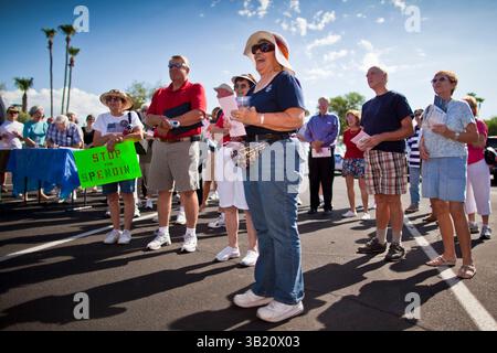 09 agosto 2010 - Sun City West, Arizona, Stati Uniti - i residenti di Sun City West ascoltano gli oratori all'autobus Spending Revolt a Sun City West Monday. Il Pushing Revolt Bus si fermò a Sun City West, una comunità di pensionati a nord-ovest di Phoenix, lunedì. La rivolta delle spese è una nuova coalizione di contribuenti e imprenditori preoccupati per la spesa pubblica. L'autobus sta attirando candidati repubblicani e del Tea Party affiliati ai suoi eventi. L'autobus ha attraversato il Nevada, la California e l'Arizona e si dirige a est verso Washington DC. (Immagine di credito: © Jack Kurtz/ZUMApress.com) Foto Stock