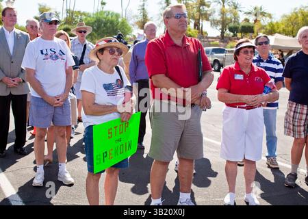 09 agosto 2010 - Sun City West, Arizona, Stati Uniti - i residenti di Sun City West ascoltano gli oratori all'autobus Spending Revolt a Sun City West Monday. Il Pushing Revolt Bus si fermò a Sun City West, una comunità di pensionati a nord-ovest di Phoenix, lunedì. La rivolta delle spese è una nuova coalizione di contribuenti e imprenditori preoccupati per la spesa pubblica. L'autobus sta attirando candidati repubblicani e del Tea Party affiliati ai suoi eventi. L'autobus ha attraversato il Nevada, la California e l'Arizona e si dirige a est verso Washington DC. (Immagine di credito: © Jack Kurtz/ZUMApress.com) Foto Stock