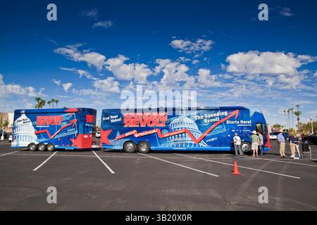 09 agosto 2010 - Sun City West, Arizona, Stati Uniti - l'autobus Spending Revolt a Sun City West, una comunità di pensionati a nord-ovest di Phoenix. La rivolta delle spese è una nuova coalizione di contribuenti e imprenditori preoccupati per la spesa pubblica. L'autobus sta attirando candidati repubblicani e del Tea Party affiliati ai suoi eventi. L'autobus ha attraversato il Nevada, la California e l'Arizona e si dirige a est verso Washington DC. (Immagine di credito: © Jack Kurtz/ZUMApress.com) Foto Stock