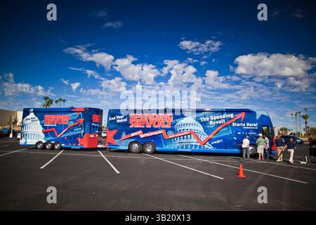 09 agosto 2010 - Sun City West, Arizona, Stati Uniti - l'autobus Spending Revolt a Sun City West, una comunità di pensionati a nord-ovest di Phoenix. La rivolta delle spese è una nuova coalizione di contribuenti e imprenditori preoccupati per la spesa pubblica. L'autobus sta attirando candidati repubblicani e del Tea Party affiliati ai suoi eventi. L'autobus ha attraversato il Nevada, la California e l'Arizona e si dirige a est verso Washington DC. (Immagine di credito: © Jack Kurtz/ZUMApress.com) Foto Stock