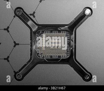 Primo piano dettagliato di un socket CPU su una scheda madre moderna, che mostra componenti elettronici complessi Foto Stock