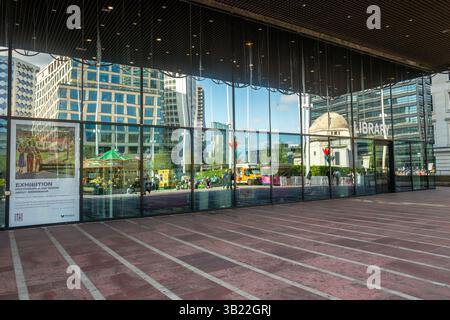 Riflessi nelle finestre di vetro della biblioteca di Birmingham presso Centenary Square, Birmingham City Centre. Foto Stock
