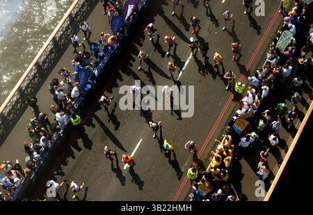 Una vista generale dall'interno della finestra di osservazione sopra il Tower Bridge della gara di partecipazione di massa durante la maratona TCS di Londra. Data foto: Domenica 27 aprile 2025. Foto Stock