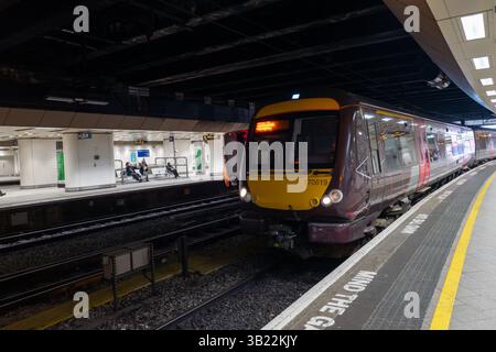 Il British Rail Class 170 TurboStar è un treno passeggeri diesel-idraulico a più unità in partenza dalla stazione di Birmingham New Street Foto Stock