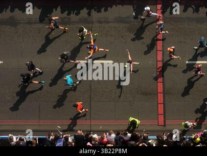 Una vista generale dall'interno della finestra di osservazione sopra il Tower Bridge della gara di partecipazione di massa durante la maratona TCS di Londra. Data foto: Domenica 27 aprile 2025. Foto Stock