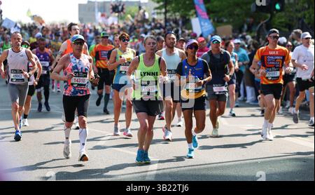 Londra, Regno Unito. 27 aprile 2025. Corridori della TCS London Marathon 2025 durante la TCS London Marathon il 27 aprile 2025 a Londra, Inghilterra, Regno Unito Credit: Andrew Sumner/Alamy Live News Foto Stock
