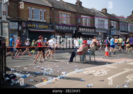 Londra, Regno Unito. 27 aprile 2025. La coppia di Greenwich assiste al passaggio dei corridori durante la maratona di Londra credito: Sebastian Garraway/Alamy Live News Foto Stock