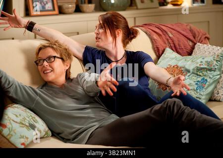 Candidato agli Oscar 2011: "The Kids Are All Right" è nominato per un oscar come miglior film. "The Kids Are All Right" è anche nominato come miglior attore in un ruolo secondario, M. Ruffalo; miglior attrice in un ruolo principale, A. Bening; scrittura (sceneggiatura originale). DATA DI RILASCIO: 7 luglio 2010. TITOLO DEL FILM: I bambini stanno bene. STUDIO: Funzioni di messa a fuoco. TRAMA: Due bambini concepiti dall'inseminazione artificiale portano il loro padre naturale nella loro vita familiare. FOTO DEL FILE: ANNETTE BENING, a sinistra, nel ruolo di NIC e JULIANNE MOORE nel ruolo di Jules. (Immagine di credito: © Focus Features/ZUMAPRESS.com) Foto Stock