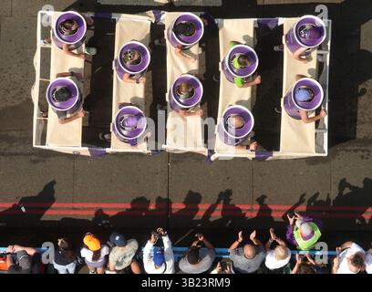 Una vista generale dall'interno della finestra panoramica sopra il Tower Bridge dei corridori in abito elegante nella gara di partecipazione di massa durante la maratona TCS di Londra. Data foto: Domenica 27 aprile 2025. Foto Stock