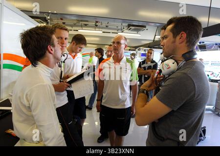 16 novembre 2010 - Abu Dhabi, Emirati Arabi Uniti - Antonio Felix da Costa (POR) Force India F1 con Tiago Monteiro (POR)...test per giovani piloti di Formula 1, Yas Marina Circuit. (Credito: © Sutton Motorsports/ZUMAPRESS.com) Foto Stock