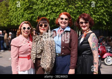 Londra, Regno Unito, 27 aprile 2025. Il sole risplende sulla vendita di stivali per auto d'epoca Kings Cross a Granary Square, nel nord di Londra. Molte persone si sono vestite con stile per la loro visita. Credito : Monica Wells/Alamy Live News Foto Stock