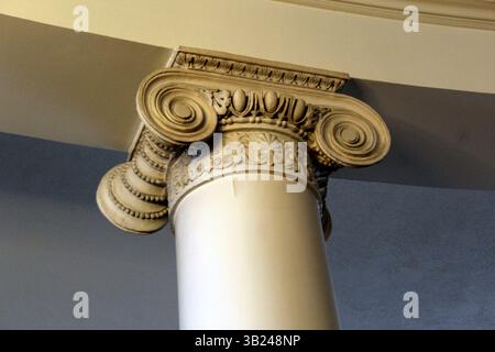 Elementi di decorazioni architettoniche di edifici, colonne e sommità. Per le strade di Helsinki, Finlandia, luoghi pubblici. Foto Stock