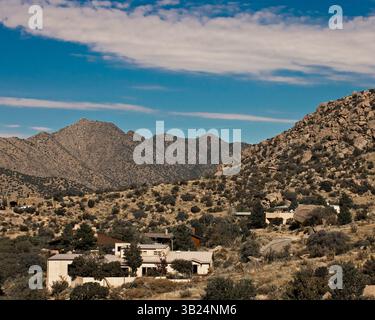 17 ottobre 2010 - Albuquerque, New Mexico, Stati Uniti - le case si innalzano fino ai piedi delle colline sul lato occidentale dei Monti Sandia, immediatamente ad est di Albuquerque. Le montagne sono in gran parte all'interno della Cibola National Forest e il loro punto più alto è Sandia Crest, 10.678 piedi (3.255 m). (Immagine di credito: © Arnold Drapkin/ZUMAPRESS.com) Foto Stock