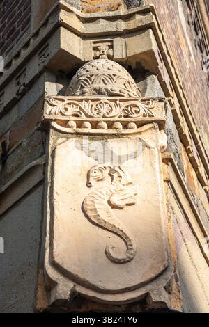 New York City, Stati Uniti d'America – 10 ottobre 2018. Un rilievo raffigurante un cavalluccio marino sul muro dell'edificio 10 Sheridan Square a Greenwich Vill Foto Stock