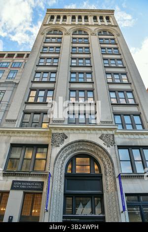 New York City, Stati Uniti d'America – 10 ottobre 2018. Leon Shimkin Hall della New York University. Leon Shimkin Hall, al 50 di W 4th Street, è un Foto Stock