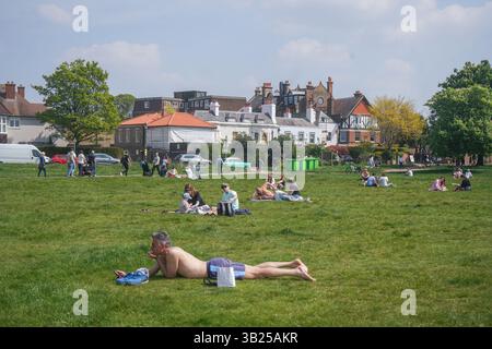 Londra Regno Unito 27 aprile 2025. Chi cerca il sole si gode il caldo sole di Wimbledon Common, a sud-ovest di Londra. L'ufficio MET ha previsto una mini ondata di calore con temperature calde che raggiungerà i 27 gradi Celsius a Londra nella prossima settimana. Accreditare Amer Ghazzal/Alamy Live News Foto Stock
