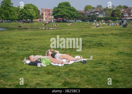 Londra Regno Unito 27 aprile 2025. Chi cerca il sole si gode il caldo sole di Wimbledon Common, a sud-ovest di Londra. L'ufficio MET ha previsto una mini ondata di calore con temperature calde che raggiungerà i 27 gradi Celsius a Londra nella prossima settimana. Accreditare Amer Ghazzal/Alamy Live News Foto Stock