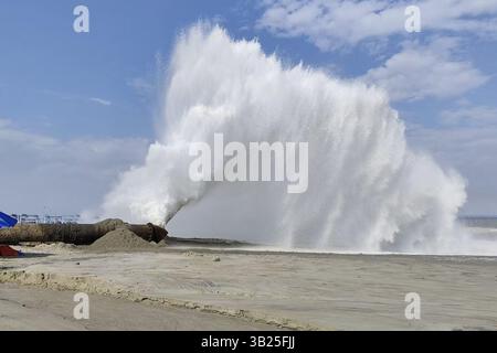 (250415) -- KUALA LUMPUR, 15 aprile 2025 (Xinhua) -- questa foto scattata il 13 marzo 2025 mostra il sito dell'operazione di riempimento a Klang, nello stato di Selangor, Malesia. La draga cinese "Xin hai Feng" è una draga a tramoggia di aspirazione trainata di proprietà di China Communications Construction Company (CCCC) Shanghai Dredging Co., Ltd., con una capacità della tramoggia di 16.888 metri cubi e una potenza totale di 25.643 kilowatt. Attualmente è una delle più grandi draghe della CCCC Shanghai Dredging Co., Ltd Da quando è stato ufficialmente messo in funzione nella costruzione di dragaggio del proje di espansione del Westport di Port Klang Foto Stock