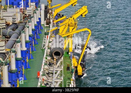 (250415) -- KUALA LUMPUR, 15 aprile 2025 (Xinhua) -- la draga cinese "Xin hai Feng" conduce operazioni di dragaggio a Port Klang, stato di Selangor, Malaysia, 12 marzo 2025. La draga cinese "Xin hai Feng" è una draga a tramoggia di aspirazione trainata di proprietà di China Communications Construction Company (CCCC) Shanghai Dredging Co., Ltd., con una capacità della tramoggia di 16.888 metri cubi e una potenza totale di 25.643 kilowatt. Attualmente è una delle più grandi draghe della CCCC Shanghai Dredging Co., Ltd Da quando è stato ufficialmente messo in funzione nella costruzione di dragaggio del Westport di Port Klang Foto Stock