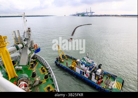 (250415) -- KUALA LUMPUR, 15 aprile 2025 (Xinhua) -- la draga cinese "Xin hai Feng" (L) e una nave di movimentazione dell'ancora si preparano a lavorare insieme a Klang, Stato di Selangor, Malaysia, 14 marzo 2025. La draga cinese "Xin hai Feng" è una draga a tramoggia di aspirazione trainata di proprietà di China Communications Construction Company (CCCC) Shanghai Dredging Co., Ltd., con una capacità della tramoggia di 16.888 metri cubi e una potenza totale di 25.643 kilowatt. Attualmente è una delle più grandi draghe della CCCC Shanghai Dredging Co., Ltd Da quando è stato ufficialmente messo in funzione nella costruzione di dragaggio di Foto Stock