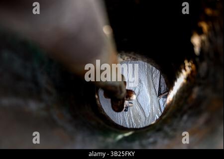 (250415) -- KUALA LUMPUR, 15 aprile 2025 (Xinhua) -- questa foto mostra il sedimento scavato dal mare dalla draga cinese "Xin hai Feng" a Klang, nello stato di Selangor, Malesia, 13 marzo 2025. La draga cinese "Xin hai Feng" è una draga a tramoggia di aspirazione trainata di proprietà di China Communications Construction Company (CCCC) Shanghai Dredging Co., Ltd., con una capacità della tramoggia di 16.888 metri cubi e una potenza totale di 25.643 kilowatt. Attualmente è una delle più grandi draghe della CCCC Shanghai Dredging Co., Ltd Da quando è stato ufficialmente messo in funzione nella costruzione di dragaggio della Westp Foto Stock