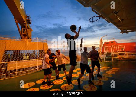(250415) -- KUALA LUMPUR, 15 aprile 2025 (Xinhua) -- i membri dell'equipaggio giocano a basket sul ponte della draga cinese "Xin hai Feng" a Klang, stato di Selangor, Malesia, 13 marzo 2025. La draga cinese "Xin hai Feng" è una draga a tramoggia di aspirazione trainata di proprietà di China Communications Construction Company (CCCC) Shanghai Dredging Co., Ltd., con una capacità della tramoggia di 16.888 metri cubi e una potenza totale di 25.643 kilowatt. Attualmente è una delle più grandi draghe della CCCC Shanghai Dredging Co., Ltd Da quando è stato ufficialmente messo in funzione nella costruzione di dragaggio del Westport of Foto Stock
