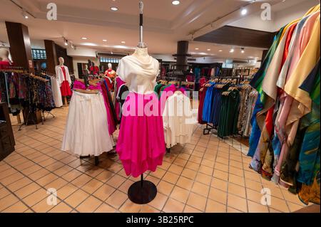 Abiti da donna in vendita al «Thai Silk Village» situato a Ban Sanuan NOK, un villaggio un quartiere di Chiang mai, la seconda città più grande della Thailandia Foto Stock