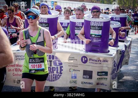 Londra, Regno Unito. 27 aprile 2025. La maratona di Londra passa lungo Evelyn Street di Deptford nel sud-est di Londra, il percorso di 26,2 miglia, dove i corridori vengono accolti e applauditi dai residenti locali. Crediti: Guy Corbishley/Alamy Live News Foto Stock