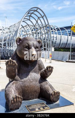 Melbourne, Australia - 21 gennaio 2023: Wild Baby Giant Panda scultura pubblica in bronzo, di Gillie e Marc, sulle rive del fiume Yarra, Melbourne, Aus Foto Stock