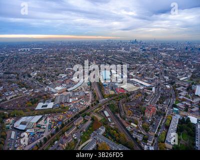 London's Urban Expanse: Dai sobborghi allo Skyline al tramonto. Una spettacolare fotografia aerea che cattura il vasto paesaggio urbano di Londra dai quartieri periferici. Foto Stock