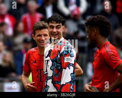 26 aprile 2025, Allianz Arena, Monaco di Baviera, GER, 1.FBL, FC Bayern Munich vs 1.FC FSV FSV Mainz 05, nella foto Thomas Muller (Monaco di Baviera), Aleksandar Pavlovic (Monaco di Baviera), Kingsley Coman (Monaco di Baviera) le normative DFL vietano qualsiasi uso di fotografie come sequenze di immagini e/o quasi-video. Foto Stock