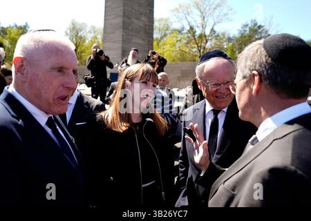 (Da sinistra a destra) Lord Vernon Coaker Ministro della difesa del Regno Unito, Vice primo Ministro Angela Rayner e Ministro Presidente della bassa Sassonia Stephan Weil che partecipa a un servizio a Bergen-Belsen, in occasione del 80° anniversario della liberazione del campo di concentramento nazista vicino a celle in Germania, organizzato dall'Associazione degli ex militari e donne ebrei. Data foto: Domenica 27 aprile 2025. Foto Stock