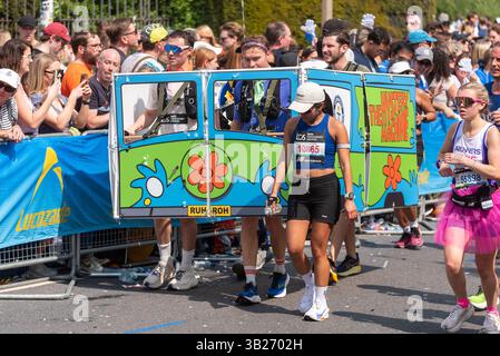 Tower Hill, Londra, Regno Unito. 27 aprile 2025. Circa 56.000 persone partecipano alla maratona TCS di Londra del 2025, tra cui i migliori runner e gli atleti in sedia a rotelle del mondo. Le masse di corridori del club e del divertimento li seguono, con molti che raccolgono grandi somme per beneficenza e spesso corrono in abiti eleganti e puntano al Guinness dei primati per varie classi. Prova a fare la maratona più veloce in un costume di quattro persone, nei panni di Scooby Doo macchina misteriosa Foto Stock