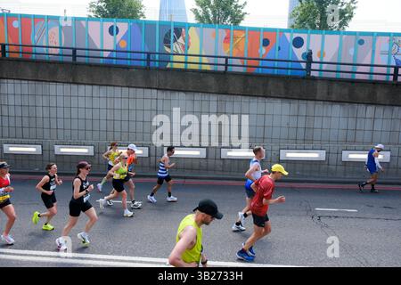 Londra, Regno Unito. 27 aprile 2025. La folla guarda i corridori della maratona TCS di Londra del 2025. Crediti: Matthew Chattle/Alamy Live News Foto Stock