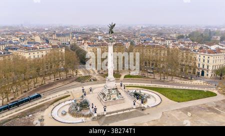 Vista dal drone del Monumento dei Girondins a Bordeaux Francia 04.27.2025 con edifici storici circostanti, parco alberi e linea del tram Foto Stock