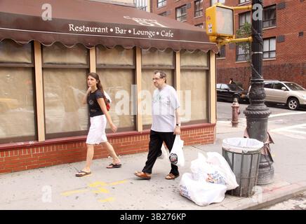 22 agosto 2009 - New York, New York, Stati Uniti - gli acquirenti passano davanti a un ristorante a bordo di Midtown. Molti negozi e ristoranti hanno chiuso a causa dei tempi economici difficili a New York. (Immagine di credito: © Nancy Kaszerman/ZUMA Press) Foto Stock