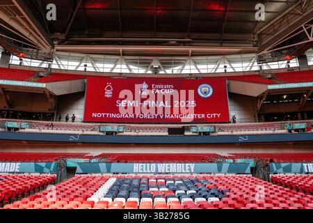 Londra, Regno Unito. 27 aprile 2025. Una vista generale dello Stadio di Wembley, sede della partita semifinale di fa Cup tra Nottingham Forest e Manchester City allo Stadio di Wembley, Londra. Il credito per immagini dovrebbe essere: Craig Thomas/Sportimage Credit: Sportimage Ltd/Alamy Live News Foto Stock