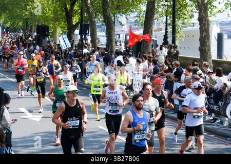 Londra, Regno Unito. 27 aprile 2025. La folla guarda i corridori della maratona TCS di Londra del 2025. Crediti: Matthew Chattle/Alamy Live News Foto Stock