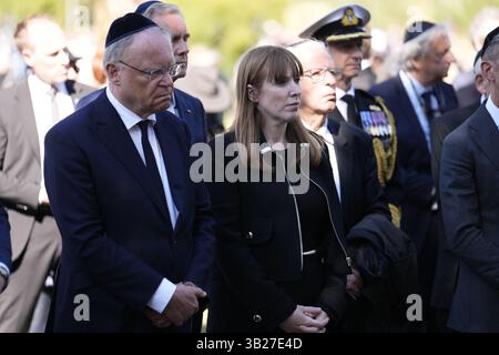 Il vice primo ministro Angela Rayner e il ministro presidente della bassa Sassonia Stephan Weil durante un servizio a Bergen-Belsen, in occasione del 80° anniversario della liberazione del campo di concentramento nazista vicino a celle in Germania, organizzato dall'Associazione degli ex militari e donne ebrei. Data foto: Domenica 27 aprile 2025. Foto Stock